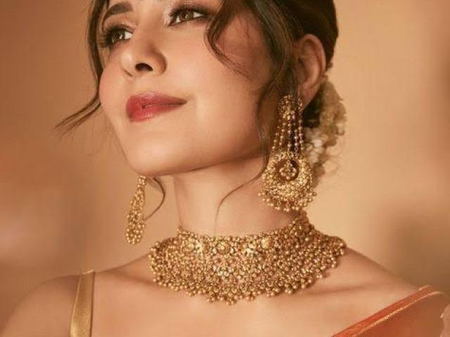 Good looking few females are required for ' Jewellery Photo shoot 